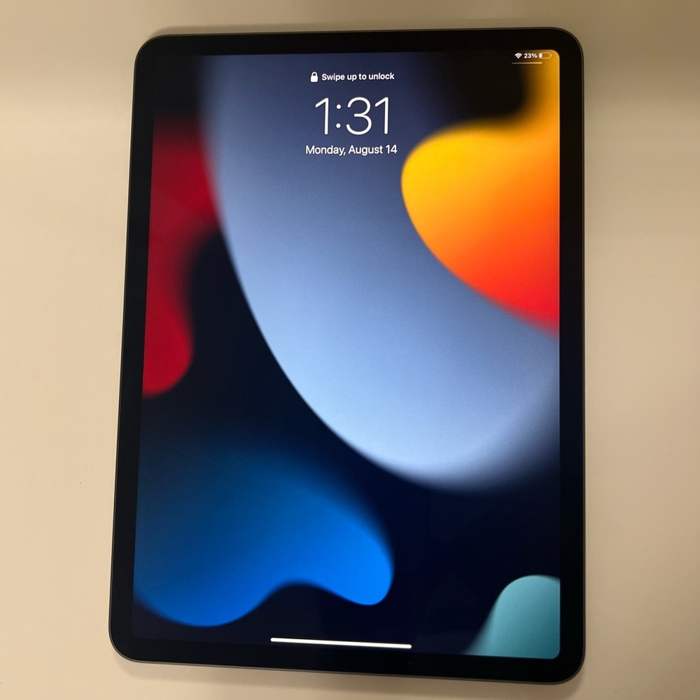 Apple iPad Pro 11inch 128GB 3rd Generation + Pencil + Case + charger BUNDLE DEAL